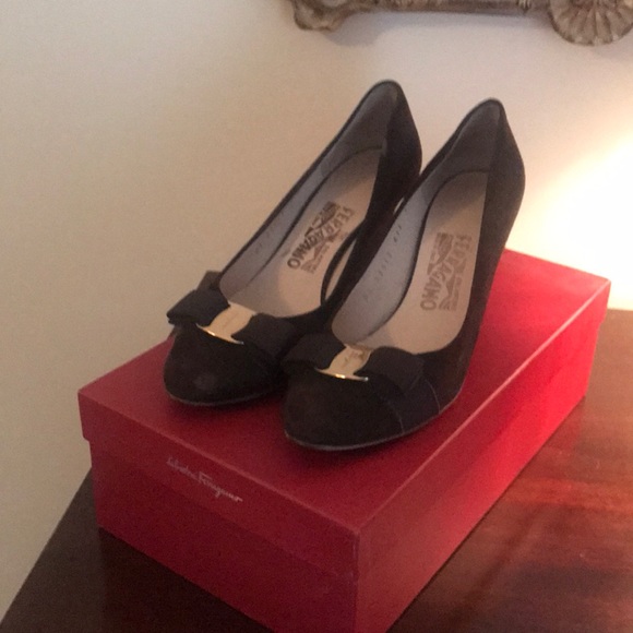 Ferragamo size 7B Brown Suede pumps - Picture 1 of 2